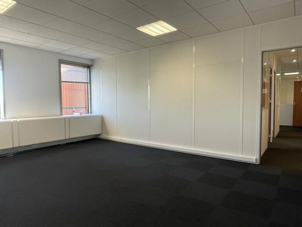 PLATEAU DE BUREAUX 100 m2 + PARKINGS