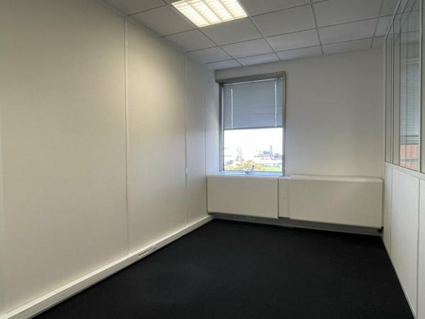 PLATEAU DE BUREAUX 100 m2 + PARKINGS
