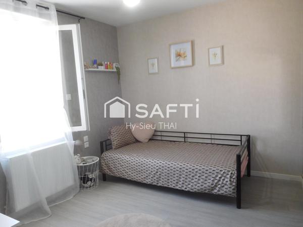 Superbe Maison de Ville, 7 pièces, 5 chambres, 2 terrasses, terrain 542 m2, Parking,
