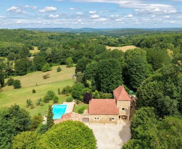 Maison ancienne - Gourdon SECTEUR GOURDON - Situation privilégiée avec vue pour cette Magnifique Propriété en pierre sur 1ha17 arborés avec piscine chauffée
