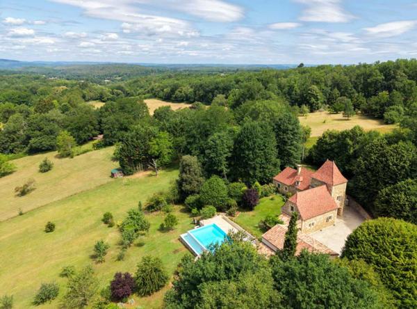 Maison ancienne - Gourdon SECTEUR GOURDON - Situation privilégiée avec vue pour cette Magnifique Propriété en pierre sur 1ha17 arborés avec piscine chauffée