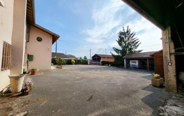 Vente Propriété avec de très nombreuses dépendances à rénover Chalamont   