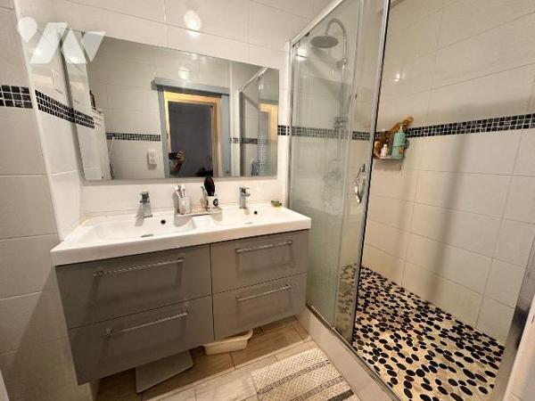 A VENDRE LA VALETTE DU VAR (83160) VAR - CENTRE VILLE - GRAND T3 DE 73 M2 (FAUX T4) + PARKINGS
...