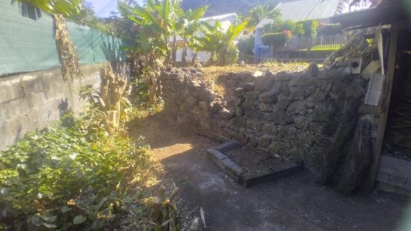 Manapany-Les-Bains. Terrain de 480 m² constructible R+1+C, avec tout à l'égout.