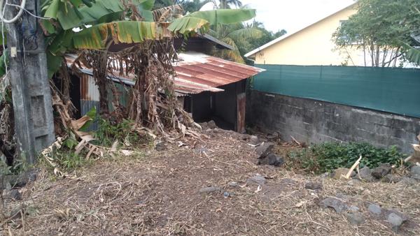 Manapany-Les-Bains. Terrain de 480 m² constructible R+1+C, avec tout à l'égout.