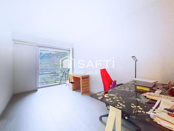 Entièrement refait, avec double balcon-terrasse