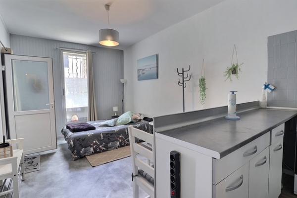 Marseille (13014) Maison d'architecte comprenant une maison, un studio, un bureau avec salle d'attente