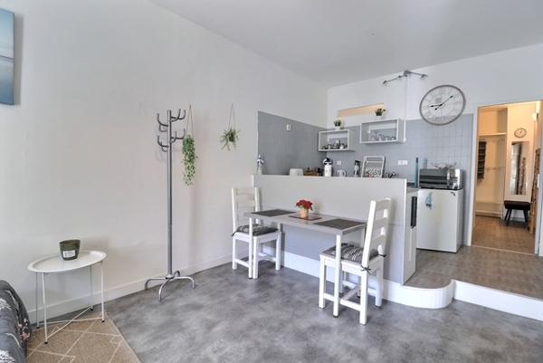 Marseille (13014) Maison d'architecte comprenant une maison, un studio, un bureau avec salle d'attente