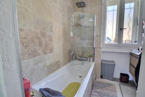 Marseille (13014) Maison d'architecte comprenant une maison, un studio, un bureau avec salle d'attente