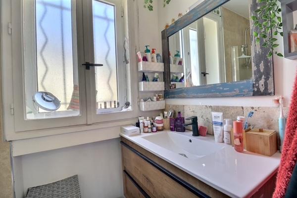 Marseille (13014) Maison d'architecte comprenant une maison, un studio, un bureau avec salle d'attente