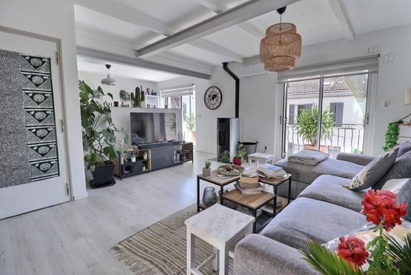 Marseille (13014) Maison d'architecte comprenant une maison, un studio, un bureau avec salle d'attente