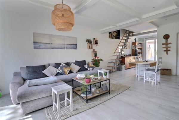 Marseille (13014) Maison d'architecte comprenant une maison, un studio, un bureau avec salle d'attente