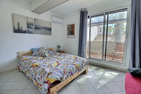 Marseille (13014) Maison d'architecte comprenant une maison, un studio, un bureau avec salle d'attente