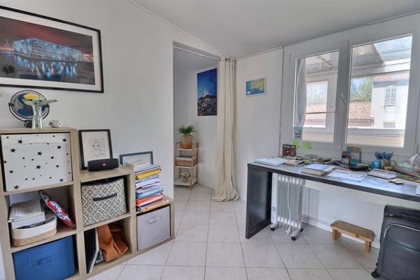 Marseille (13014) Maison d'architecte comprenant une maison, un studio, un bureau avec salle d'attente