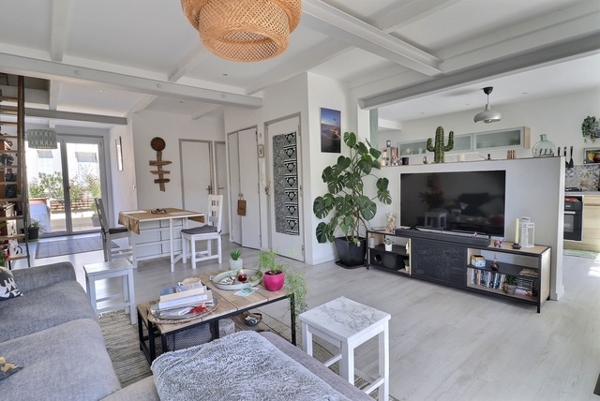 Marseille (13014) Maison d'architecte comprenant une maison, un studio, un bureau avec salle d'attente