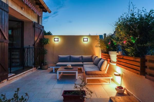 Marseille (13014) Maison d'architecte comprenant une maison, un studio, un bureau avec salle d'attente