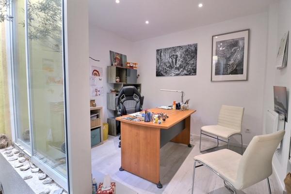 Marseille (13014) Maison d'architecte comprenant une maison, un studio, un bureau avec salle d'attente