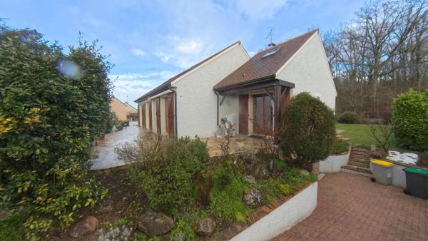 A Varennes-Jarcy : Maison familiale 6 pièces - 142 m² habitables - Terrain de 800 m², sous-sol total, cheminée et combles aménagées