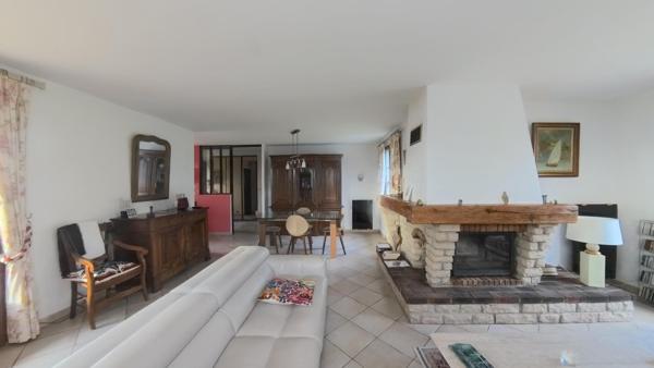 A Varennes-Jarcy : Maison familiale 6 pièces - 142 m² habitables - Terrain de 800 m², sous-sol total, cheminée et combles aménagées