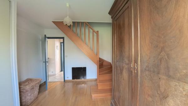 A Varennes-Jarcy : Maison familiale 6 pièces - 142 m² habitables - Terrain de 800 m², sous-sol total, cheminée et combles aménagées