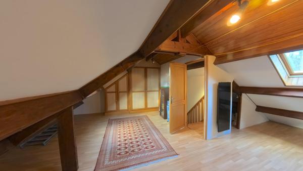 A Varennes-Jarcy : Maison familiale 6 pièces - 142 m² habitables - Terrain de 800 m², sous-sol total, cheminée et combles aménagées