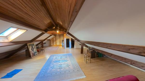 A Varennes-Jarcy : Maison familiale 6 pièces - 142 m² habitables - Terrain de 800 m², sous-sol total, cheminée et combles aménagées