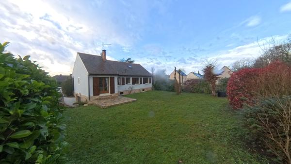 A Varennes-Jarcy : Maison familiale 6 pièces - 142 m² habitables - Terrain de 800 m², sous-sol total, cheminée et combles aménagées