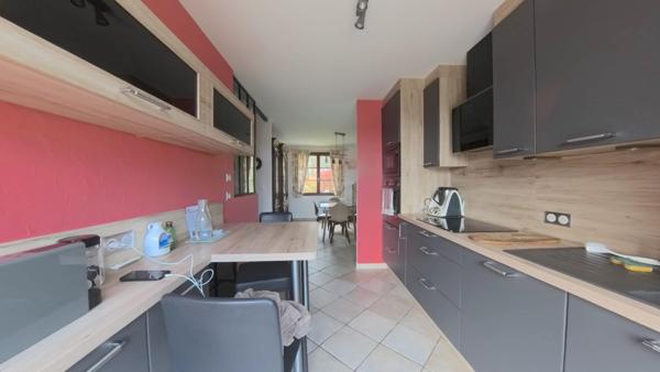 A Varennes-Jarcy : Maison familiale 6 pièces - 142 m² habitables - Terrain de 800 m², sous-sol total, cheminée et combles aménagées