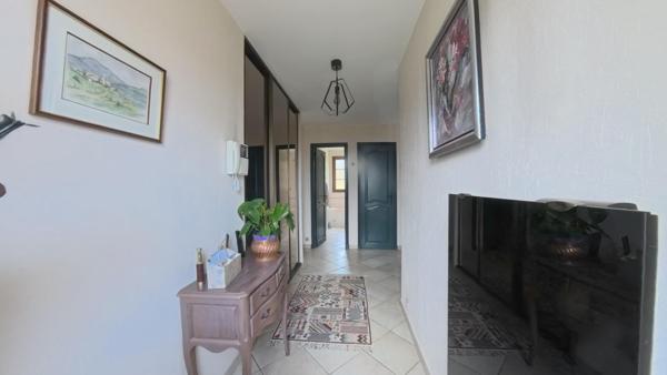 A Varennes-Jarcy : Maison familiale 6 pièces - 142 m² habitables - Terrain de 800 m², sous-sol total, cheminée et combles aménagées