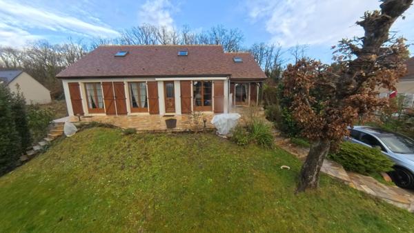 A Varennes-Jarcy : Maison familiale 6 pièces - 142 m² habitables - Terrain de 800 m², sous-sol total, cheminée et combles aménagées