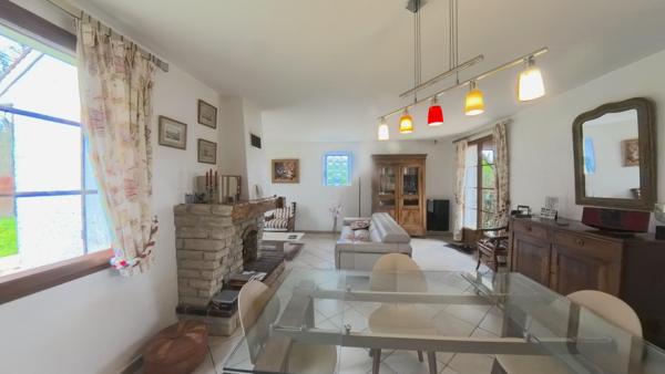 A Varennes-Jarcy : Maison familiale 6 pièces - 142 m² habitables - Terrain de 800 m², sous-sol total, cheminée et combles aménagées