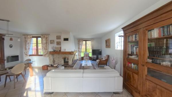 A Varennes-Jarcy : Maison familiale 6 pièces - 142 m² habitables - Terrain de 800 m², sous-sol total, cheminée et combles aménagées