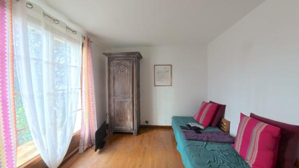 A Varennes-Jarcy : Maison familiale 6 pièces - 142 m² habitables - Terrain de 800 m², sous-sol total, cheminée et combles aménagées