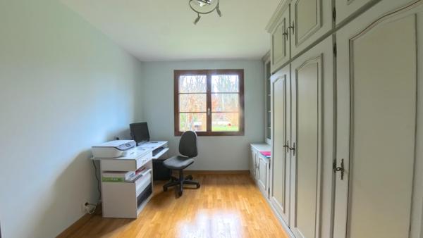 A Varennes-Jarcy : Maison familiale 6 pièces - 142 m² habitables - Terrain de 800 m², sous-sol total, cheminée et combles aménagées