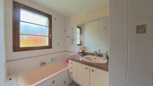 A Varennes-Jarcy : Maison familiale 6 pièces - 142 m² habitables - Terrain de 800 m², sous-sol total, cheminée et combles aménagées