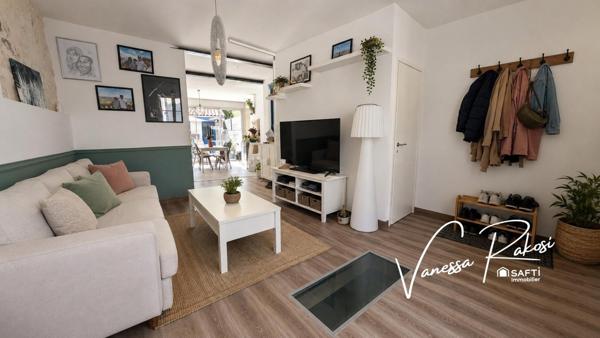 À Saintes, secteur Saint-Vivien, maison en pierre rénovée de 115 m² avec jardin, terrasse, cave et dépendance.