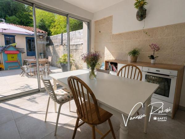 À Saintes, secteur Saint-Vivien, maison en pierre rénovée de 115 m² avec jardin, terrasse, cave et dépendance.