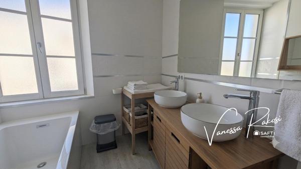 À Saintes, secteur Saint-Vivien, maison en pierre rénovée de 115 m² avec jardin, terrasse, cave et dépendance.