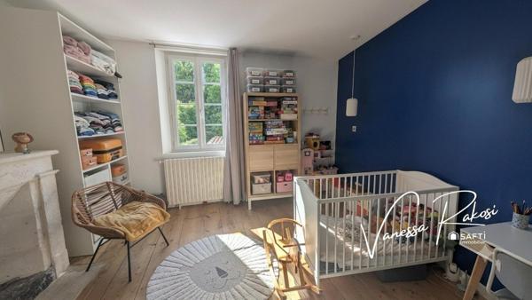 À Saintes, secteur Saint-Vivien, maison en pierre rénovée de 115 m² avec jardin, terrasse, cave et dépendance.