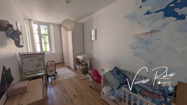 À Saintes, secteur Saint-Vivien, maison en pierre rénovée de 115 m² avec jardin, terrasse, cave et dépendance.