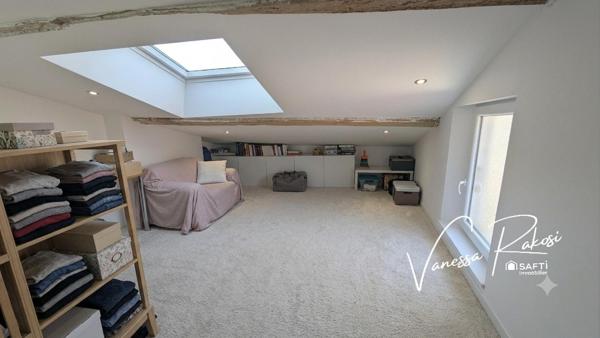 À Saintes, secteur Saint-Vivien, maison en pierre rénovée de 115 m² avec jardin, terrasse, cave et dépendance.