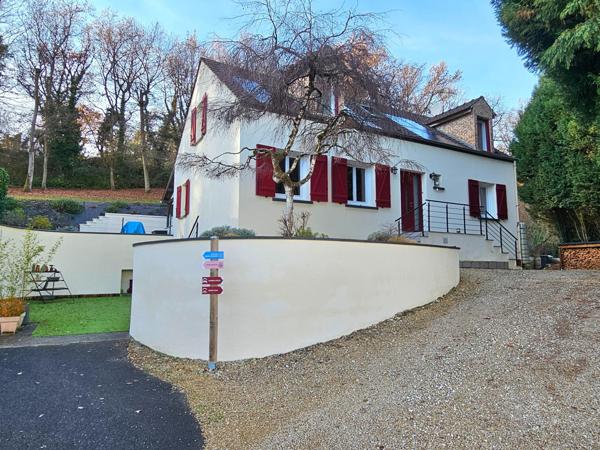 Maison intergénérationnelle aux beaux volumes et au calme.