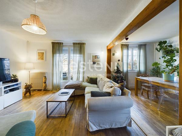 A vendre à Arpajon sur Cère, Maison 8 pièces d'une surface de 186 m² avec jardin de 1000 m².