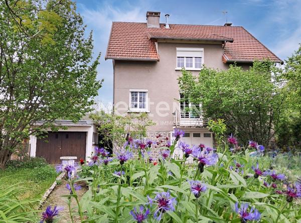 A vendre à Arpajon sur Cère, Maison 8 pièces d'une surface de 186 m² avec jardin de 1000 m².