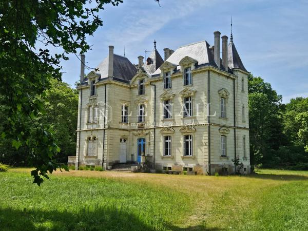 Château du XIXe siècle avec ses dépendances sur 14 hectares en Anjou