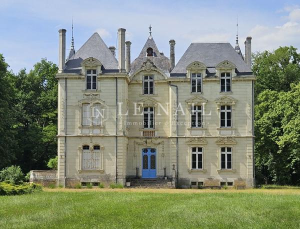Château du XIXe siècle avec ses dépendances sur 14 hectares en Anjou