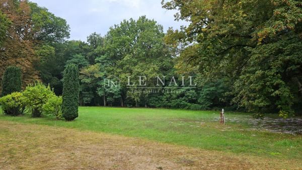 Château du XIXe siècle avec ses dépendances sur 14 hectares en Anjou
