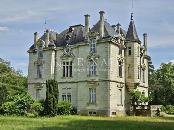 Château du XIXe siècle avec ses dépendances sur 14 hectares en Anjou