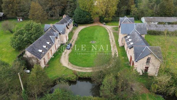 Château du XIXe siècle avec ses dépendances sur 14 hectares en Anjou