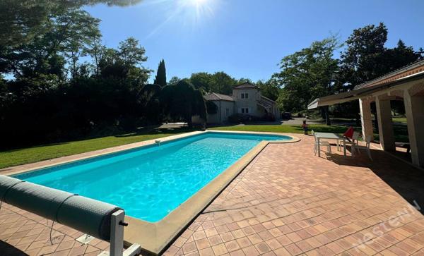 CASTELCULIER - Maison de campagne en pierre de 290 m² avec jardin, piscine, dépendances et un étang sur un terrain d'environ 9200 m²